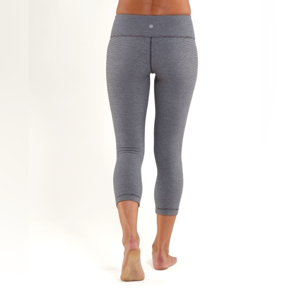 Lululemon Wunder Under Crop Reversible Tights in Grey, size 4 - Picture 1 of 12